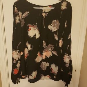 🖤 Cool shoulder floral top